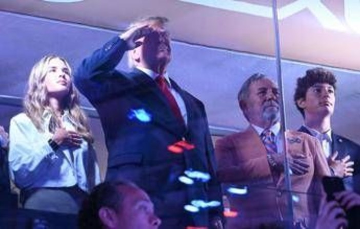 Pioggia di fischi per Trump alla finale Nba, ma il tycoon nega: "Erano applausi" Pioggia di fischi per Trump alla finale Nba, ma il tycoon nega: "Erano applausi"
