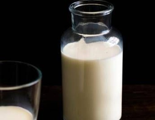 Latte crudo, nuove infezioni tra gli 'adepti'. Bassetti: "Va vietato" Latte crudo, nuove infezioni tra gli 'adepti'. Bassetti: "Va vietato"