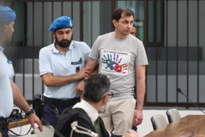 Femminicidi escort, Frumuzache condannato all'ergastolo. Lui in aula con la maglietta dei figli: "Sei il nostro superpapà"