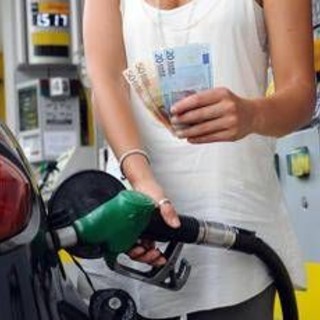 Caro carburanti, anche IP mette un tetto ai prezzi dopo Eni: sconto per 8.500 distributori Caro carburanti, anche IP mette un tetto ai prezzi dopo Eni: sconto per 8.500 distributori
