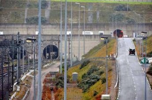 Francia, minibus si scontra con treno fermo all'ingresso del tunnel della Manica: 19 feriti di cui 5 gravi Francia, minibus si scontra con treno fermo all'ingresso del tunnel della Manica: 19 feriti di cui 5 gravi