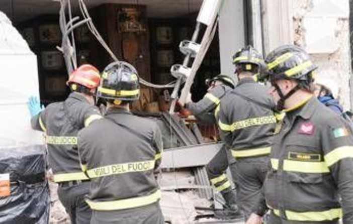Tram deragliato a Milano, due morti e 48 feriti: l'ipotesi di un guasto al freno d'emergenza dopo il malore dell'autista Tram deragliato a Milano, due morti e 48 feriti: l'ipotesi di un guasto al freno d'emergenza dopo il malore dell'autista