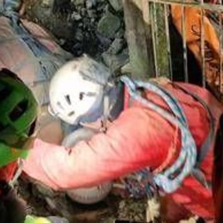 Salvo lo speleologo bloccato a 120 metri di profondità in Piemonte, estratto dopo 12 ore