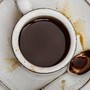 La avvelena con la candeggina nel caffè, la moglie lo smaschera con una telecamera