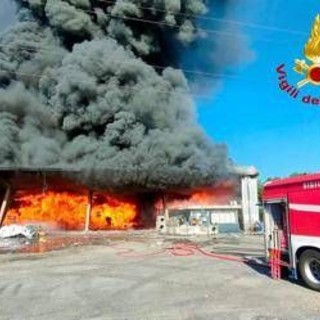 Pisa, in fiamme un capannone industriale: maxi incendio a Vicopisano Pisa, in fiamme un capannone industriale: maxi incendio a Vicopisano