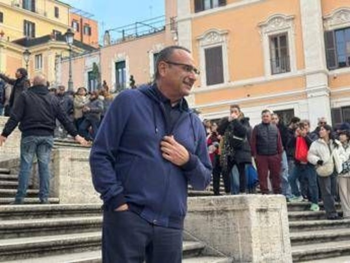 Sanremo, Carlo Conti porta il Festival nel cuore di Roma e gira lo Spot in piazza di Spagna Sanremo, Carlo Conti porta il Festival nel cuore di Roma e gira lo Spot in piazza di Spagna