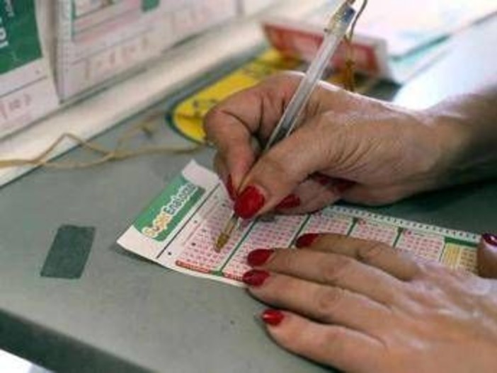 Superenalotto, numeri e combinazione vincente 4 dicembre 2025