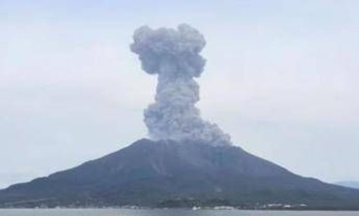 Il vulcano Sakurajima si 'risveglia': alta colonna di cenere e fumo