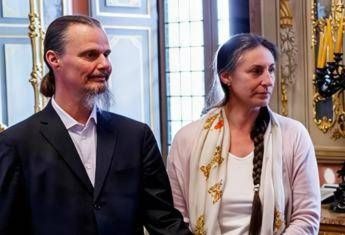 Famiglia nel bosco, bimba ricoverata per crisi respiratoria. Garante per l'Infanzia: "La mamma non è con lei"