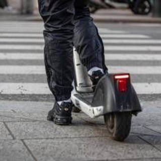 Milano, in due su monopattino si scontrano con auto: morto 19enne Milano, in due su monopattino si scontrano con auto: morto 19enne