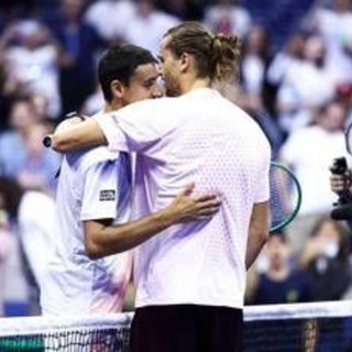 Zverev cade, Sonego lo aiuta a rialzarsi: fair play agli US Open Zverev cade, Sonego lo aiuta a rialzarsi: fair play agli US Open