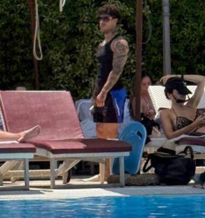 Tony Effe, relax in piscina alla vigilia del concerto al Circo Massimo Tony Effe, relax in piscina alla vigilia del concerto al Circo Massimo
