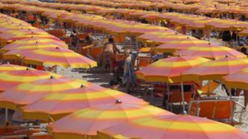 Latina, apre il costume a un bimbo e lo palpeggia in spiaggia: arrestato 79enne Latina, apre il costume a un bimbo e lo palpeggia in spiaggia: arrestato 79enne