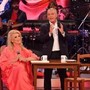 Iva Zanicchi scrive a De Martino: "Rispondimi'. Il siparietto a 'BellaMa' Iva Zanicchi scrive a De Martino: "Rispondimi'. Il siparietto a 'BellaMa'