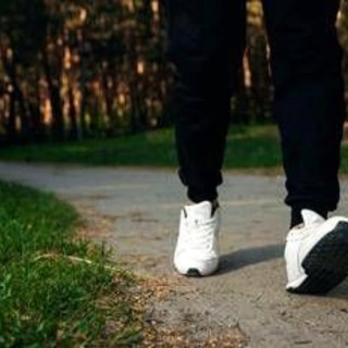 Camminare aiuta il cuore degli anziani, bastano 4000 passi due volte a settimana