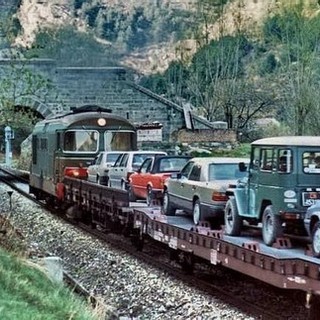 Una foto del 1987, quando le auto venivano trasportate su navette lungo la ferrovia Cuneo-Nizza