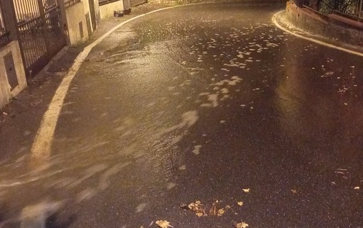 Allerta Arancione,  traffico a rischio per la forte corrente d’acqua in zona Santa Lucia a Imperia