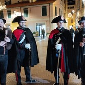 Il suono del Natale arriva a Imperia, in piazza San Giovanni spuntano gli zampognari (video)